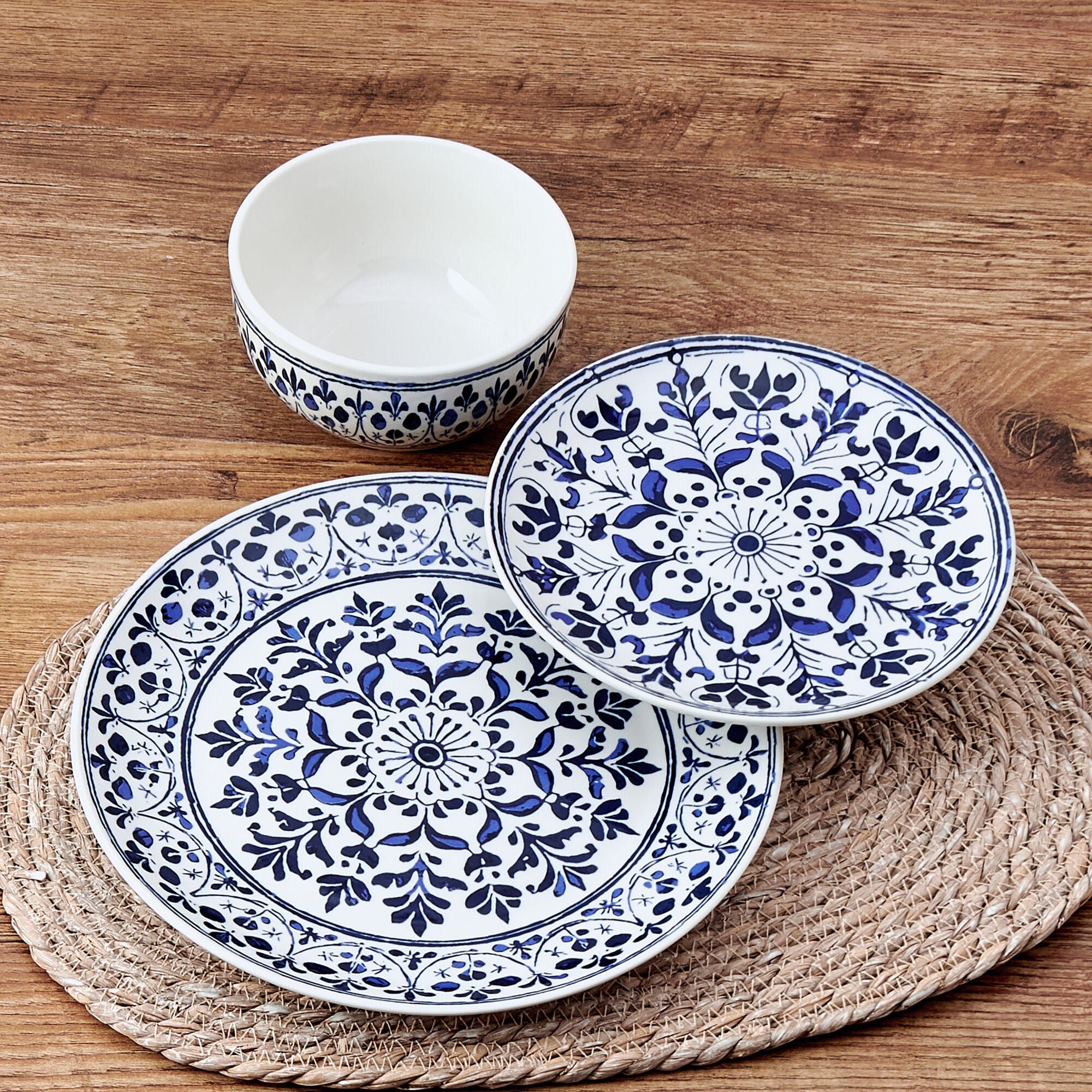Medallion Radiance 12 Piece Dinnerware Set. Service for 4