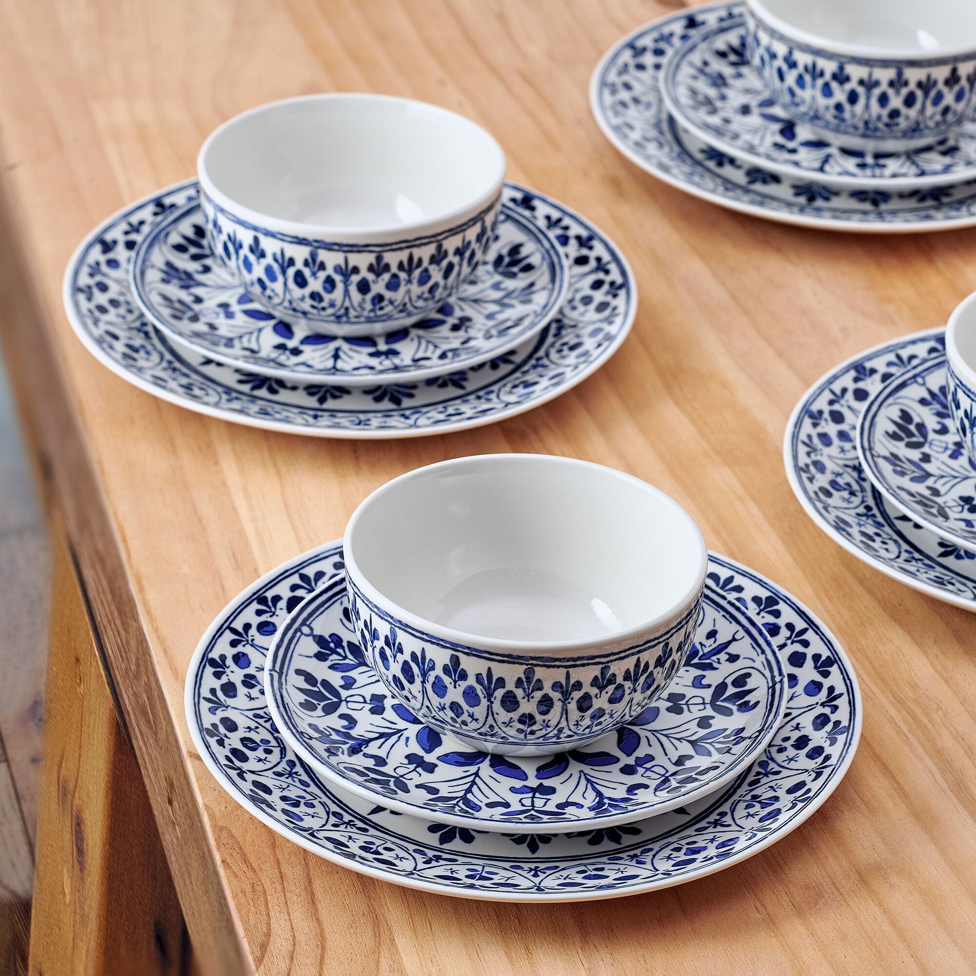 Medallion Radiance 12 Piece Dinnerware Set. Service for 4